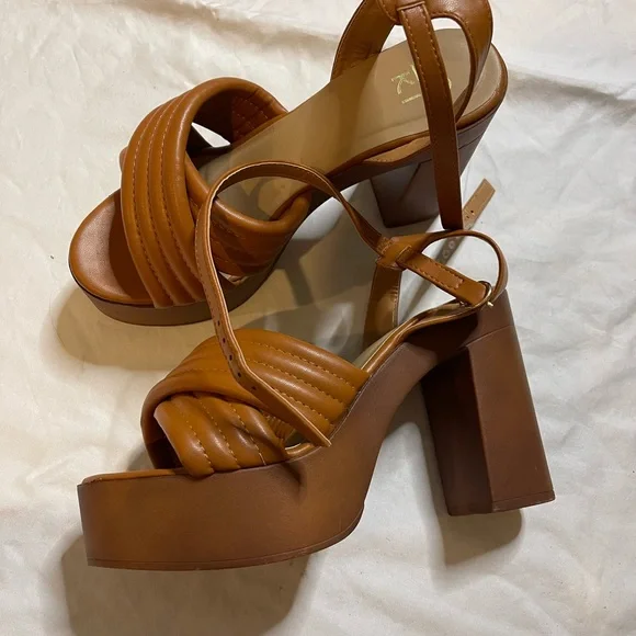 Platform Heels w/ tie strap - Picture 3 of 5